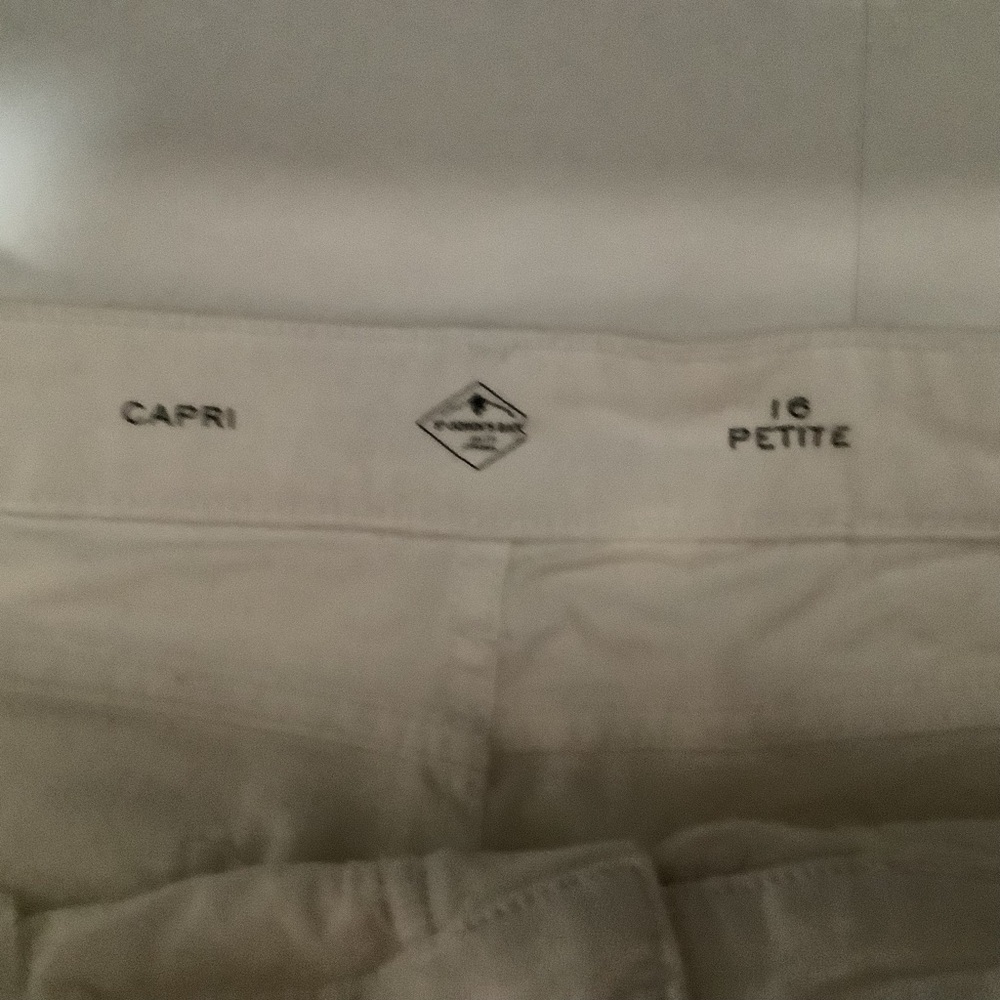 St. John's Bay Women's White Capri Pants - Slim Fit - Picture 6 of 7